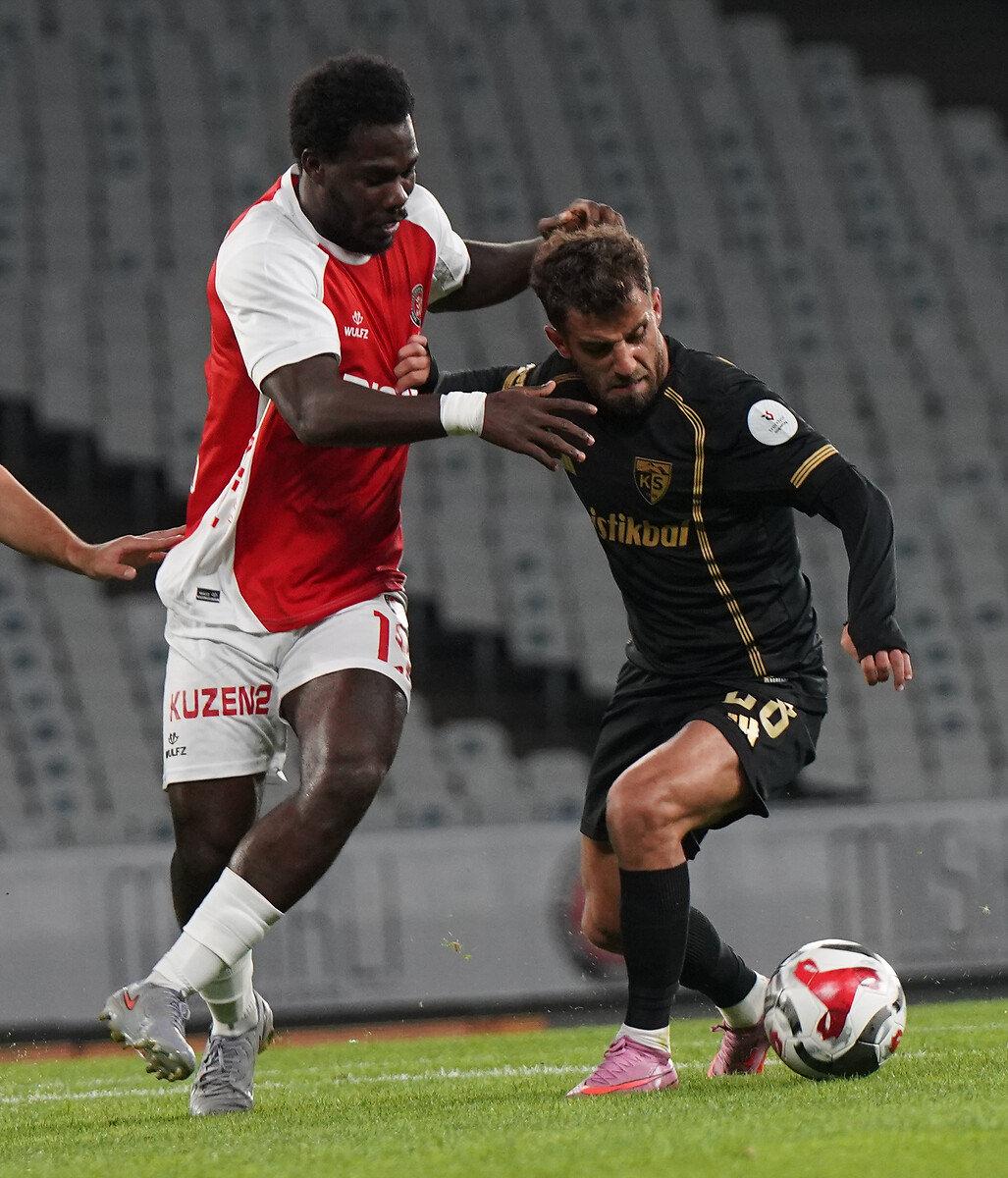 David Datro Fofana, Trendyol Süper Lig'de oynanan Fatih Karagümrük - Kayserispor maçında.