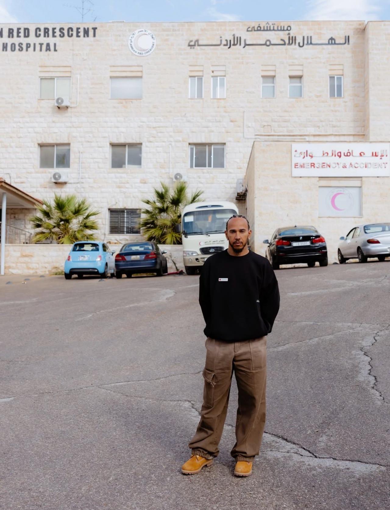 Lewis Hamilton Ürdün'de, bir hastanenin önünde.