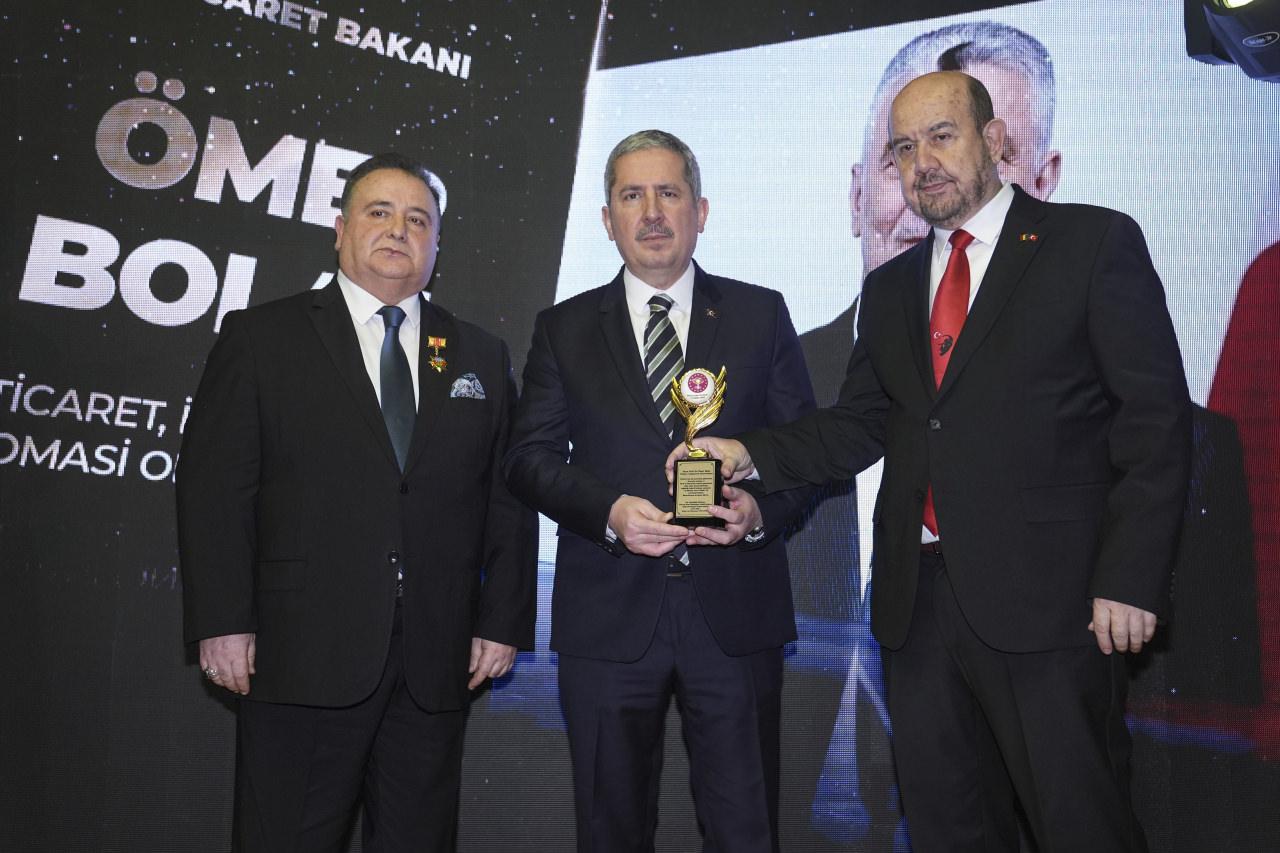 Beşiktaş'ta gerçekleştirilen törende, Ticaret Bakanı Ömer Bolat'a takdim edilen ödülü, Ticaret Bakan Yardımcısı Mahmut Gürcan (ortada) aldı.