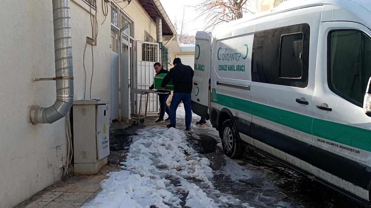 Ergün Gündüz ait ceset ekipler tarafından morga kaldırıldı. 