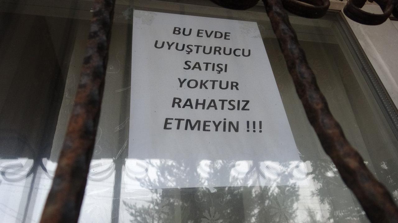 Vatandaşın, evinin camına astığı yazı