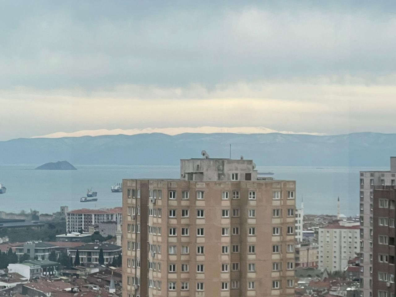 İstanbul'dan Uludağ'ın karlı zirvesi göründü.