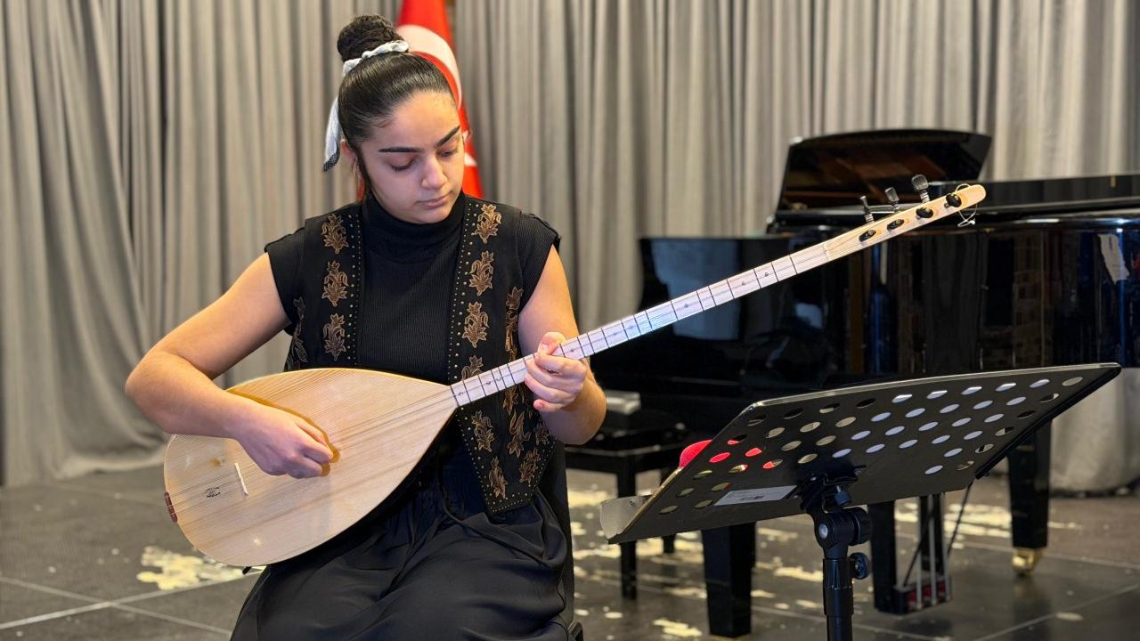 Zeynep Sueda Dal (15) bağlama çalıyor.