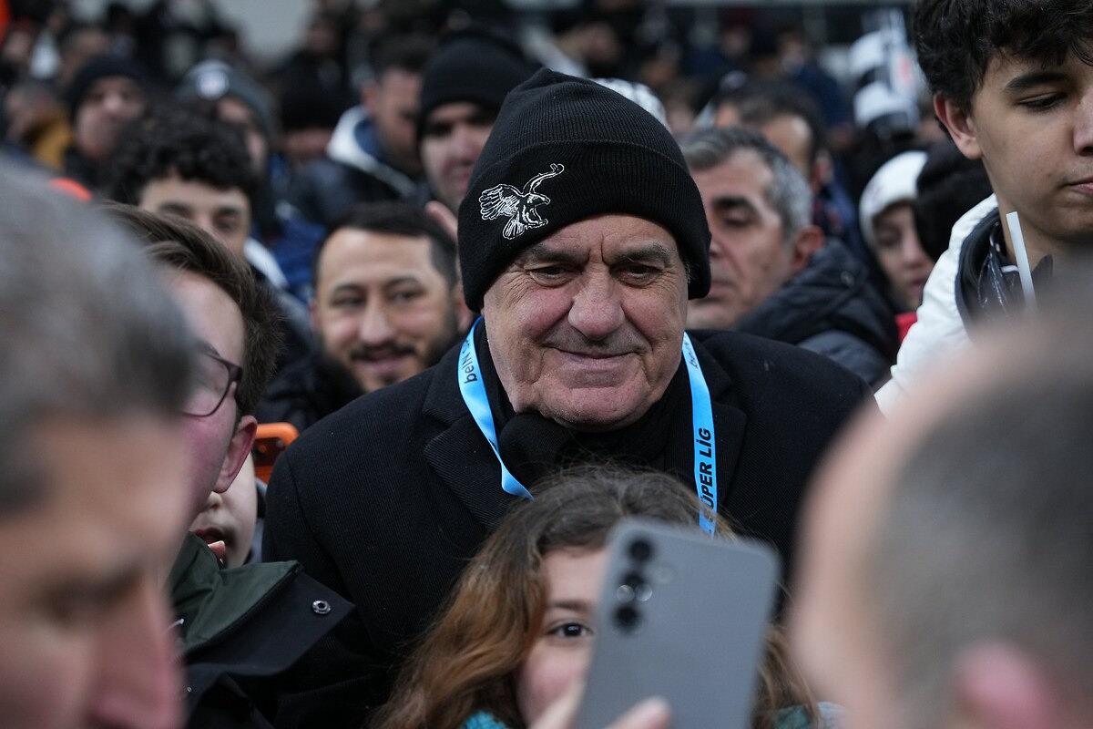 Beşiktaş Başkanı Serdal Adalı bir maçta taraftarla fotoğraf çekilirken.