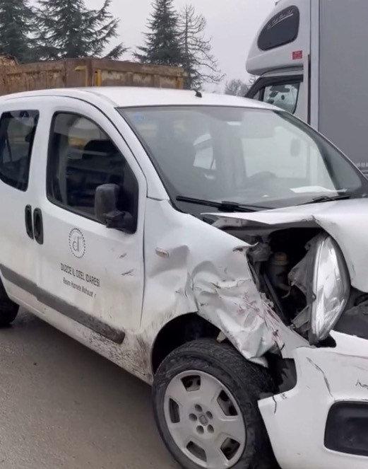Düzce'de muayene istasyonunda meydana gelen kazada hasar gören araç.