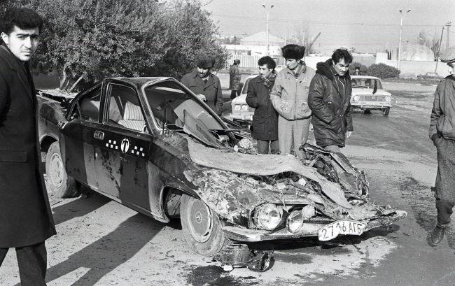 Rus tankları Bakü'deki araçları ezdi