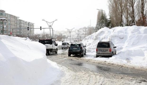 Kentte kar kalınlığı 4 metreyi aştı! Ara&ccedil;lar, trafik ışık ve levhaları yok oldu...