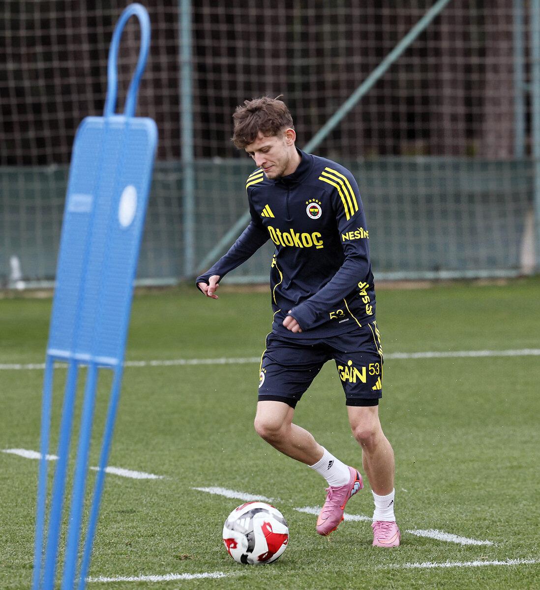 Sebastian Szymanski, Fenerbahçe'nin 3 Ocak 2026 tarihli antrenmanında.