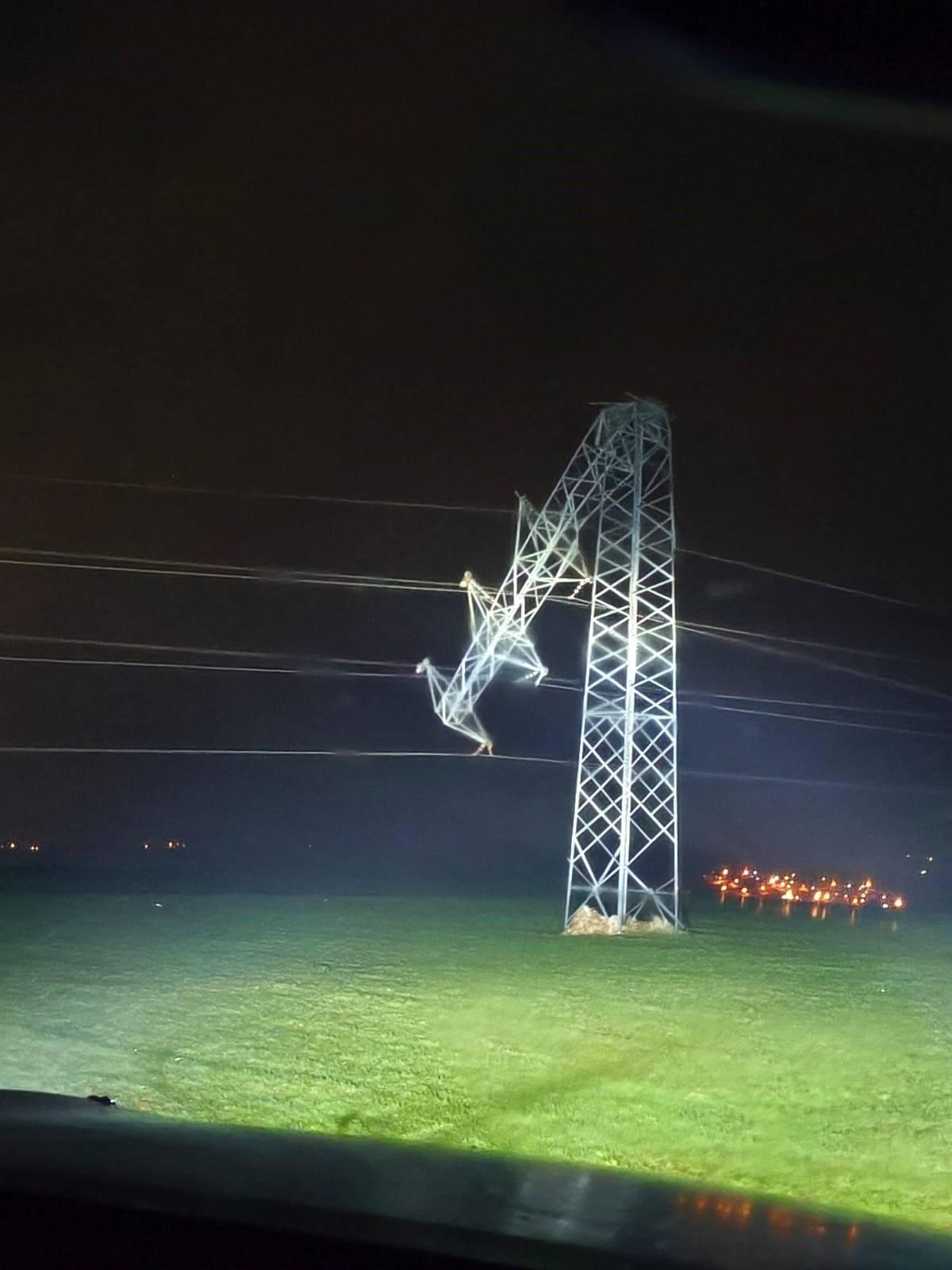 Devrilen orta gerilim hatları hem can hem mal güvenliği riskleri oluşturuyor.