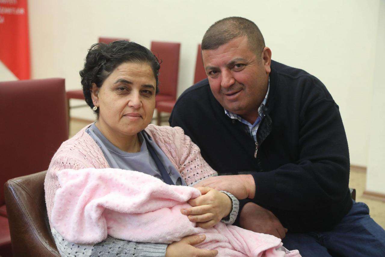  Mümine ve Musa Ali Yıldız (49) çifti, 3 aylık Emine bebeği evlat edindi