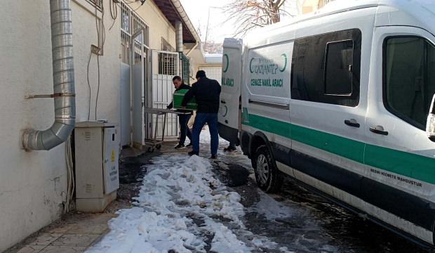 Alacak meselesi nedeniyle arkadaşı tarafından otomobilde tabancayla &ouml;ld&uuml;r&uuml;ld&uuml;