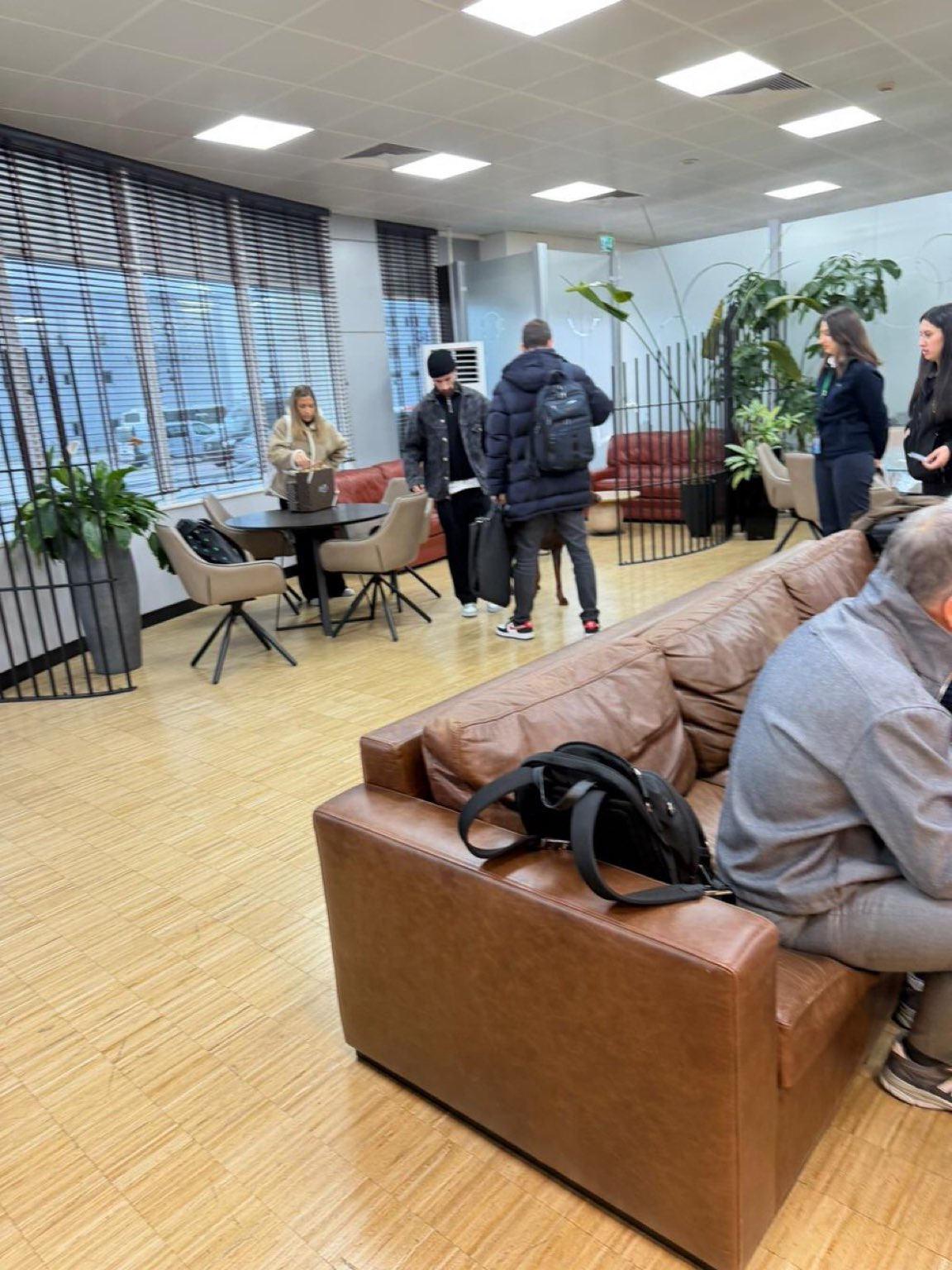 Rafa Silva ve Mario Branco, havalimanında kendilerini Lizbon'a götürecek uçağı beklerken.