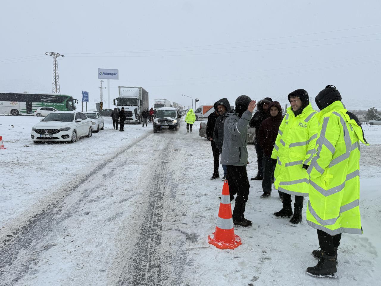 Ekipler, bölgede çalışmalarını sürdürüyor. 