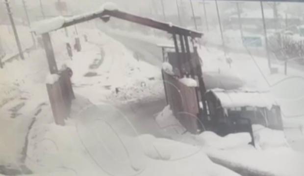 Bitlis'te yolcu otob&uuml;s&uuml;n&uuml;n polis noktasına &ccedil;arpma anı: 4 polis yaralı