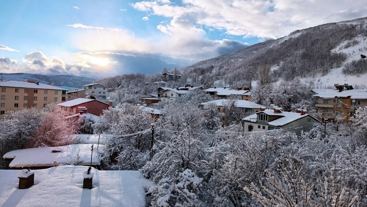 Bitlis'in Tatvan ilçesinde, kar ve soğuk hava yaşamı olumsuz etkiledi.