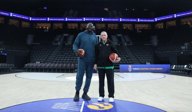 Cumhurbaşkanı Erdoğan, NBA efsanesi Shaquille O&rsquo;Neal ile parkede ter d&ouml;kt&uuml;