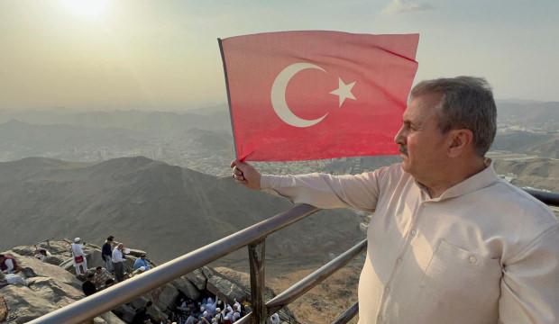 Destici, bayrak yakan b&ouml;l&uuml;c&uuml;lere Nur Dağı&rsquo;ndan T&uuml;rk bayrağı sallayarak cevap verdi 