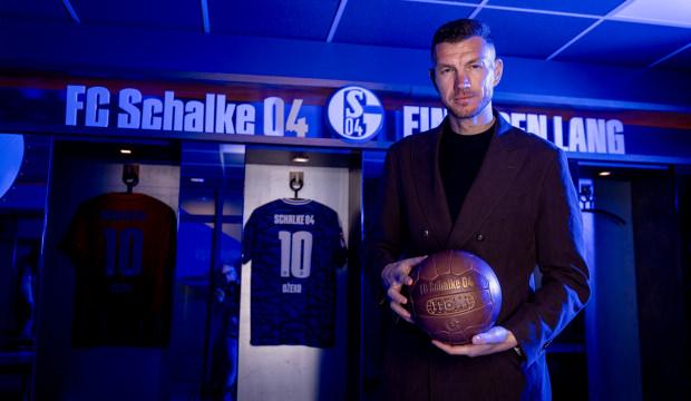 Edin Dzeko, 15 yıl sonra geri d&ouml;nd&uuml;! 2. Lig takımına imza attı