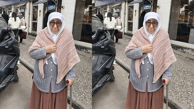 76 yaşındaki Zeynep Benli, kocasından kalan emekli maaşını çekmek için banka şubesi önünde bekliyor.