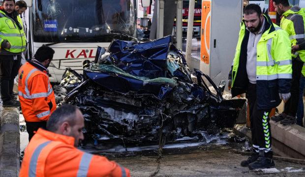 Gişelerde korkun&ccedil; &ouml;l&uuml;m! Yolcu otob&uuml;s&uuml;n&uuml;n ezdiği otomobilde 2 &ouml;l&uuml;