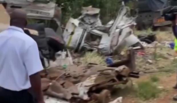 G&uuml;ney Afrika'da okul servisi kamyonla &ccedil;arpıştı: 14 &ouml;ğrenci &ouml;ld&uuml;