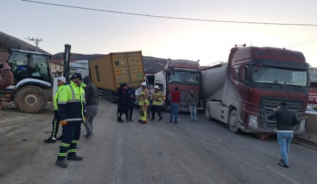 Hatay'da buzlanma faciası! 11 ara&ccedil; zincirleme kazaya karıştı: &Ccedil;ok sayıda yaralı var