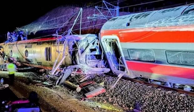 Hızlı trenler raydan &ccedil;ıktı: &Ccedil;ok sayıda &ouml;l&uuml; ve yaralı var