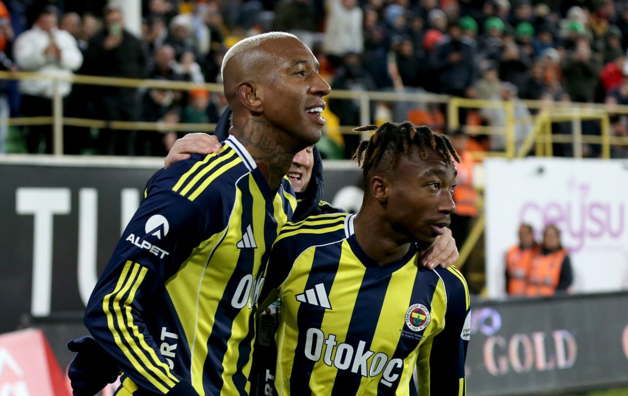 Trendyol Süper Lig'in 18. haftasında Corendon Alanyaspor ile Fenerbahçe takımları Alanya Oba Stadı'nda karşılaştı. Bir pozisyonda, Fenerbahçe oyuncuları gol sevinci yaşadı.