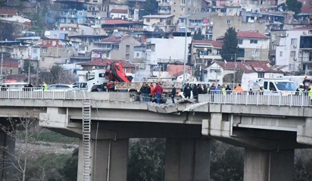 İzmir'de iş makinesi y&uuml;kl&uuml; tır viyad&uuml;kten d&uuml;şt&uuml;: Yaralılar var!