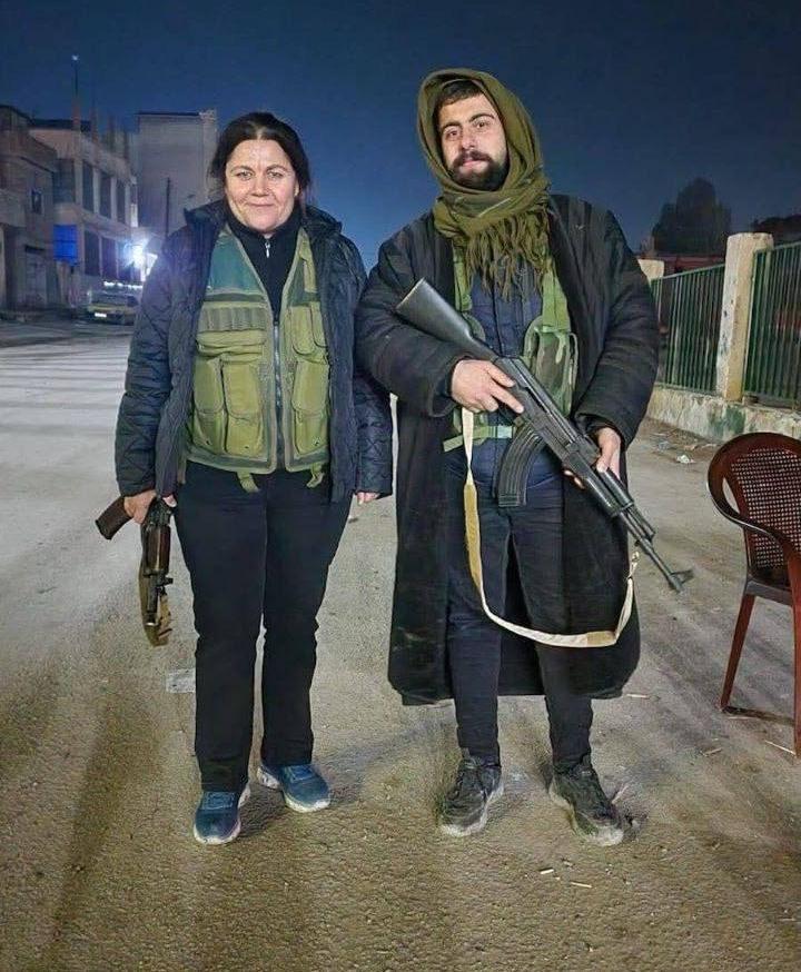 Sözde siyasetçi Fawza Yousef, eli silahlı olarak terör birlikleri arasında