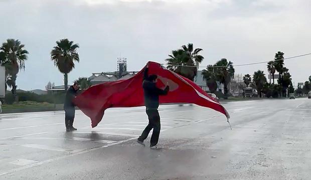 Kara yoluna d&uuml;şen T&uuml;rk bayrağını katlayıp, kaldırdılar