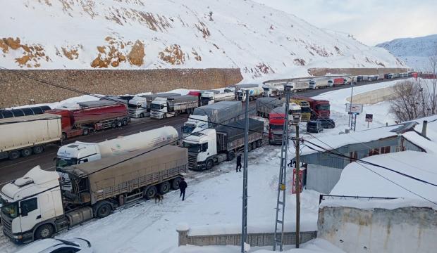 Kara yolunda ağır tonajlı ara&ccedil;ların ge&ccedil;işine yasak: Trafik kilometrelerce uzadı!