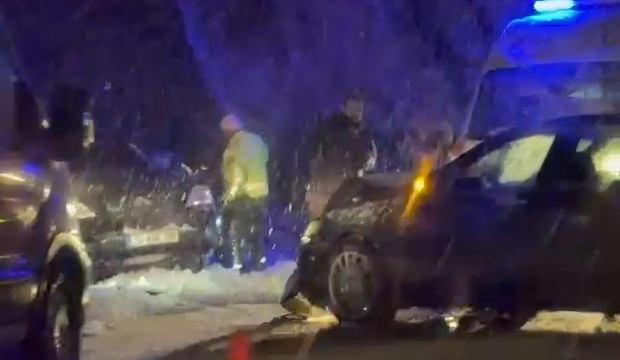 Karlı yolda kayan otomobil karşı şeritten gelen ara&ccedil;la &ccedil;arpıştı: 6 yaralı