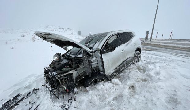 Kayseri'de otomobil ref&uuml;je &ccedil;arptı: 3 yaralı