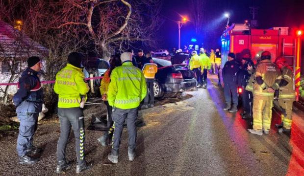 Kontrolden &ccedil;ıkan ara&ccedil; ağaca &ccedil;arptı: 2 &ouml;l&uuml;, 2 yaralı