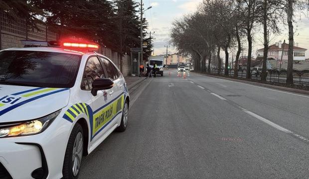 Konya'da motosiklet otob&uuml;s durağına &ccedil;arptı: 1 &ouml;l&uuml;