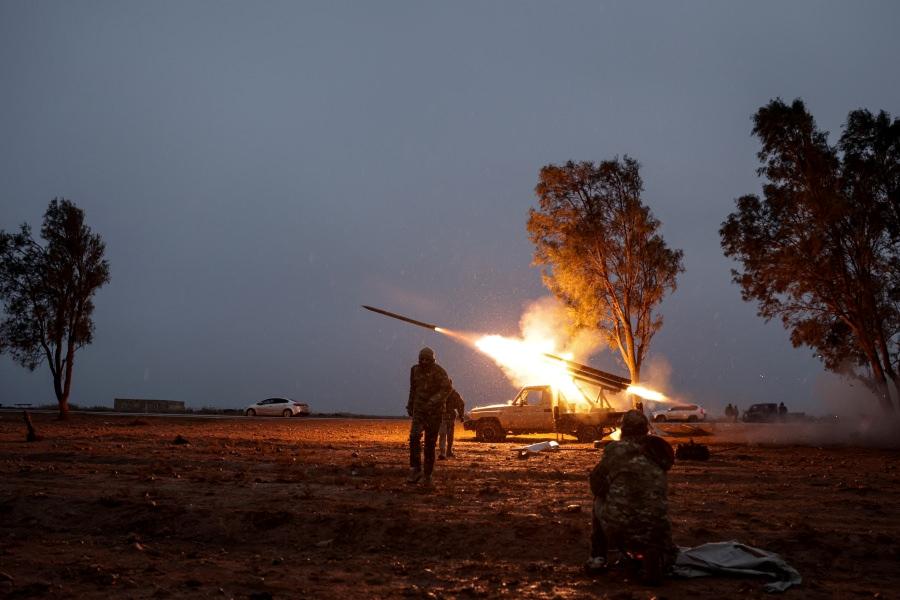 Suriye ordusu terör örgütü YPG/SDG’ye ait mevzileri Grad füzeleriyle hedef aldı. (Anadolu Ajansı)