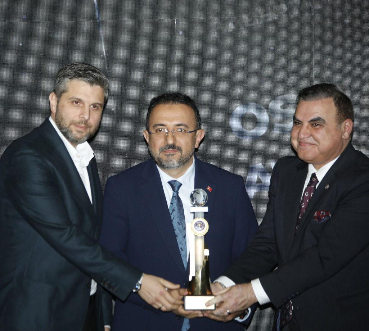 İpekyolu “Yılın Altın Adamları” Ödül Töreninde Haber7 Genel Yayın Yönetmeni Osman Ateşli'ye ödülü takdim edildi. 