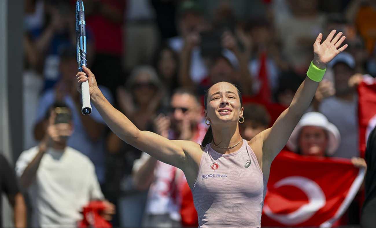 Milli tenis&ccedil;i Zeynep S&ouml;nmez'den tarihi başarı! Avustralya A&ccedil;ık'ta 3. tura y&uuml;kseldi