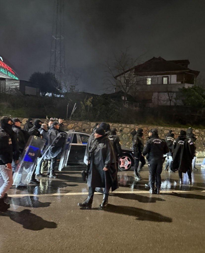 Ertuğrul Doğan'ın saldırıya uğrayan aracının çevresinde bekleyen polis ekipleri.