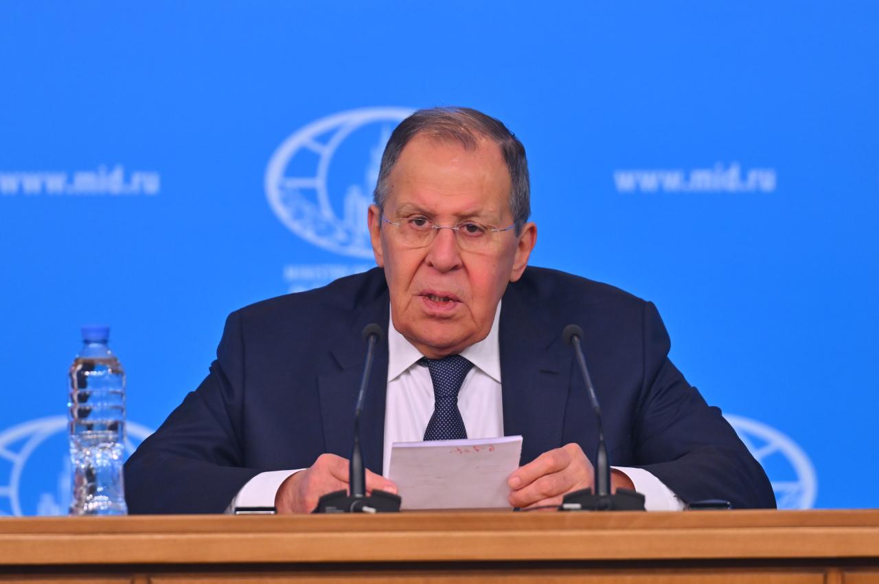 Rusya Dışişleri Bakanı Sergey Lavrov, Rusya'nın başkenti Moskova’da bulunan Rusya Dışişleri Bakanlığı Konferans Salonu’nda düzenlenen yıllık basın toplantısında konuştu. Lavrov, toplantıda basın mensuplarına hitap ederek Rusya’nın dış politikasına ilişkin değerlendirmelerde bulundu.