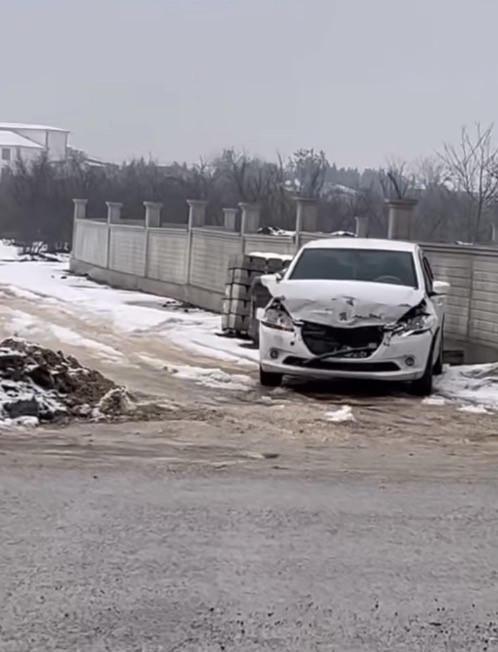 Muayene istasyonunda meydana gelen kazada 3 araç hasar gördü.