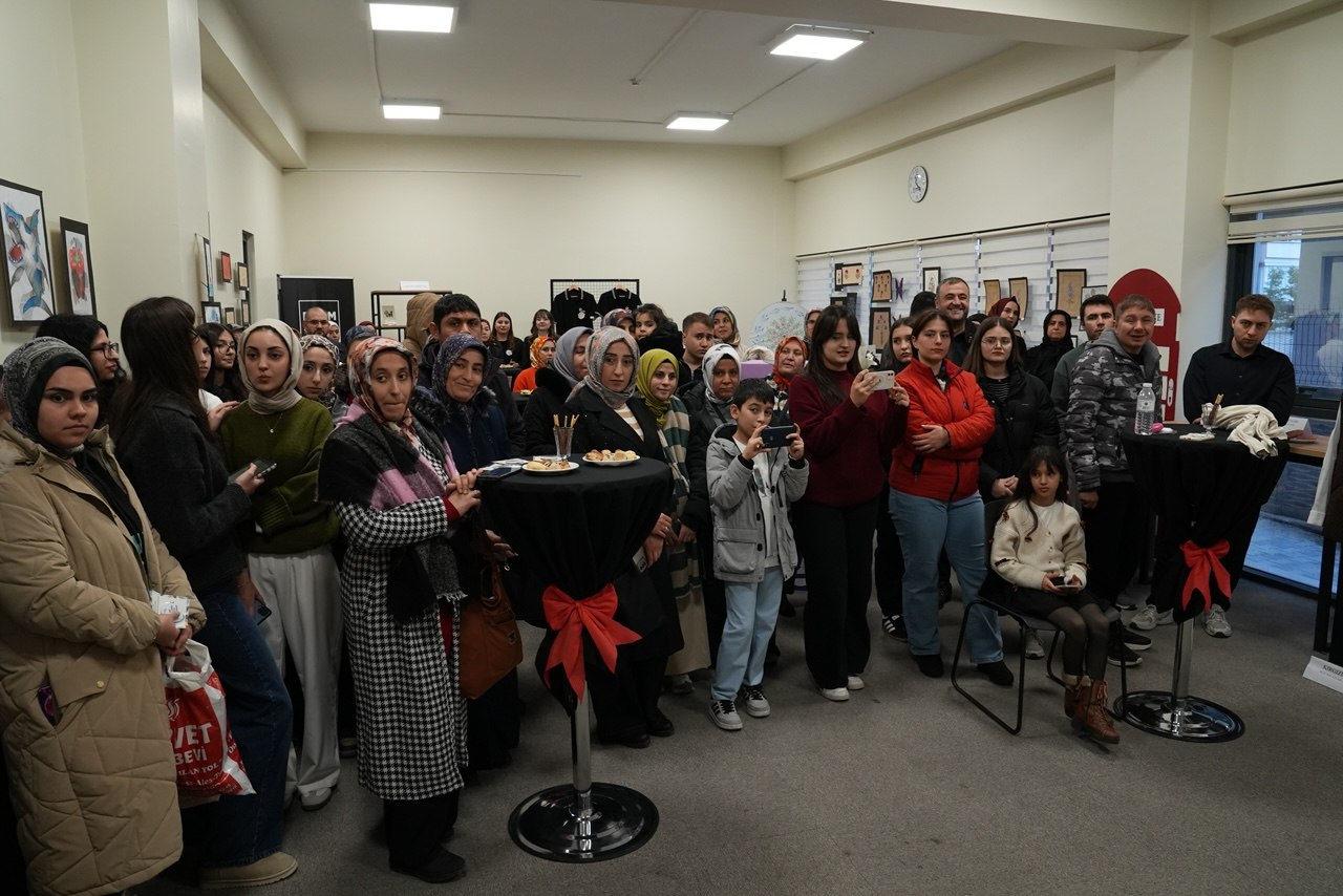 LİMA dönemi sonu sergisine ziyaretçiler ilgi gösterdi.