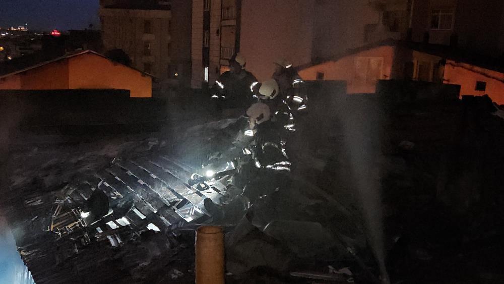 İtfaiye ekiplerinin çalışması devam ediyor. 