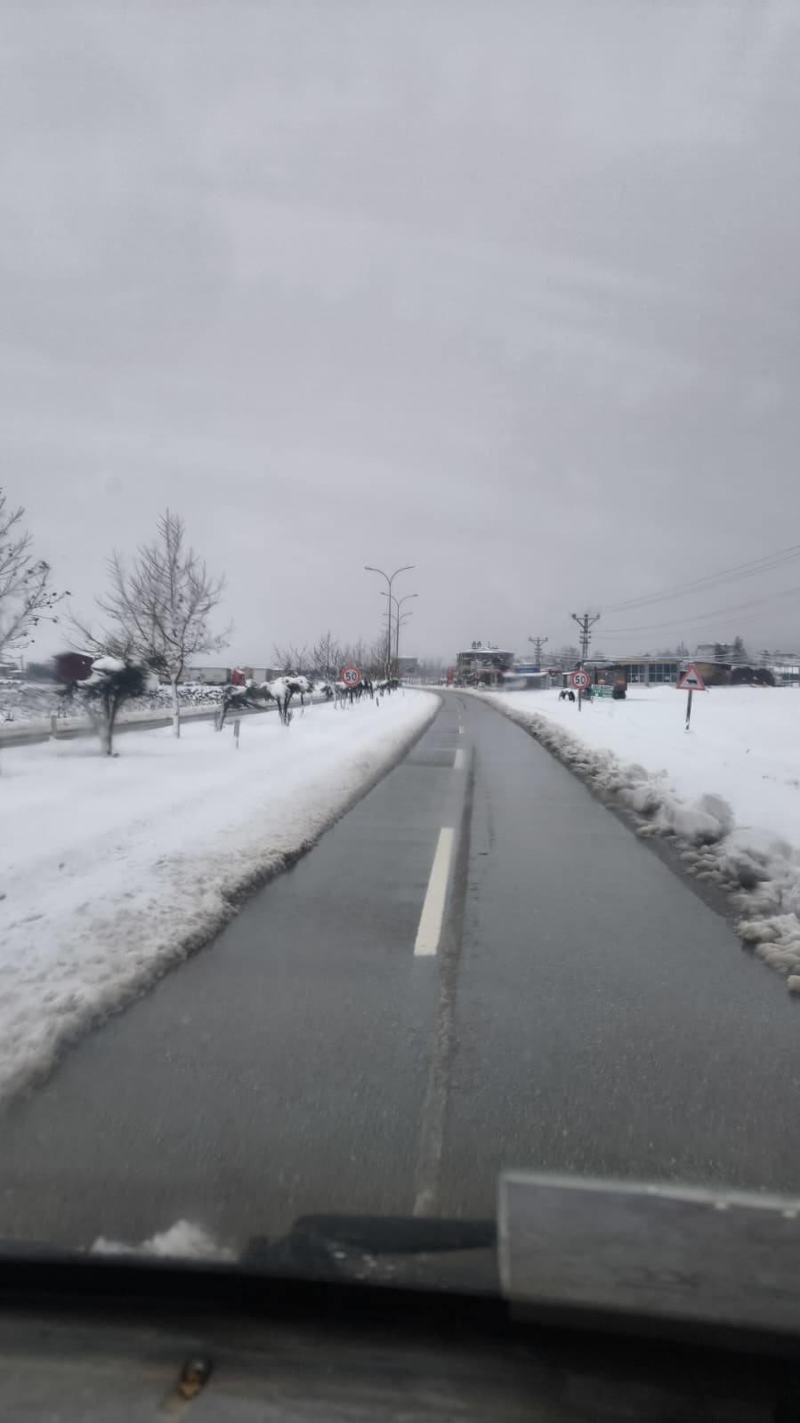 Gaziantep Büyükşehir Belediyesi ekipleri kar nedeniyle kapanan yolları açma çalışması yapıyor.