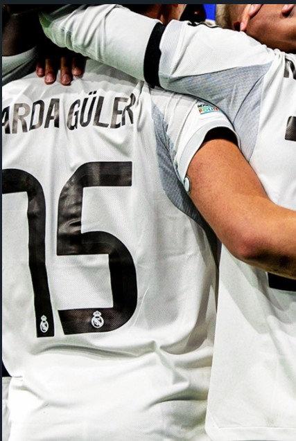 Arda Güler, Real Madrid - AS Monaco maçında takım arkadaşlarıyla birlikte bir gol kutlamasında.