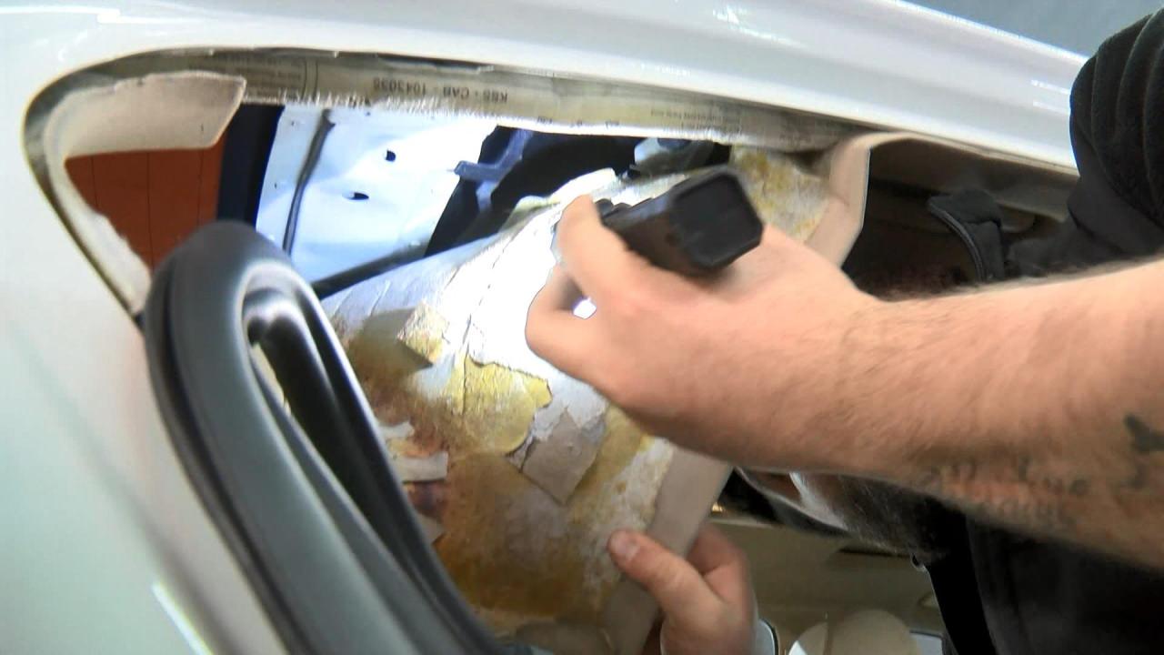 Ekspertize götürülen araçta yapılan kontrollerde, sunroofsuz model olması gereken otomobilin tavanının değiştirildiği tespit edildi.