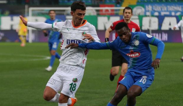 S&uuml;per Lig'de nefes kesen ma&ccedil;! İlk yarıda 2 kırmızı kart, ikinci yarıda 2 gol