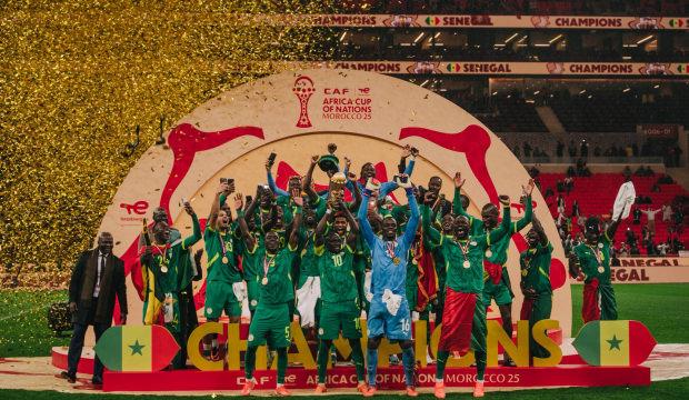 Tarihin en ilgin&ccedil; finali... Sahadan &ccedil;ekilen takım şampiyon oldu