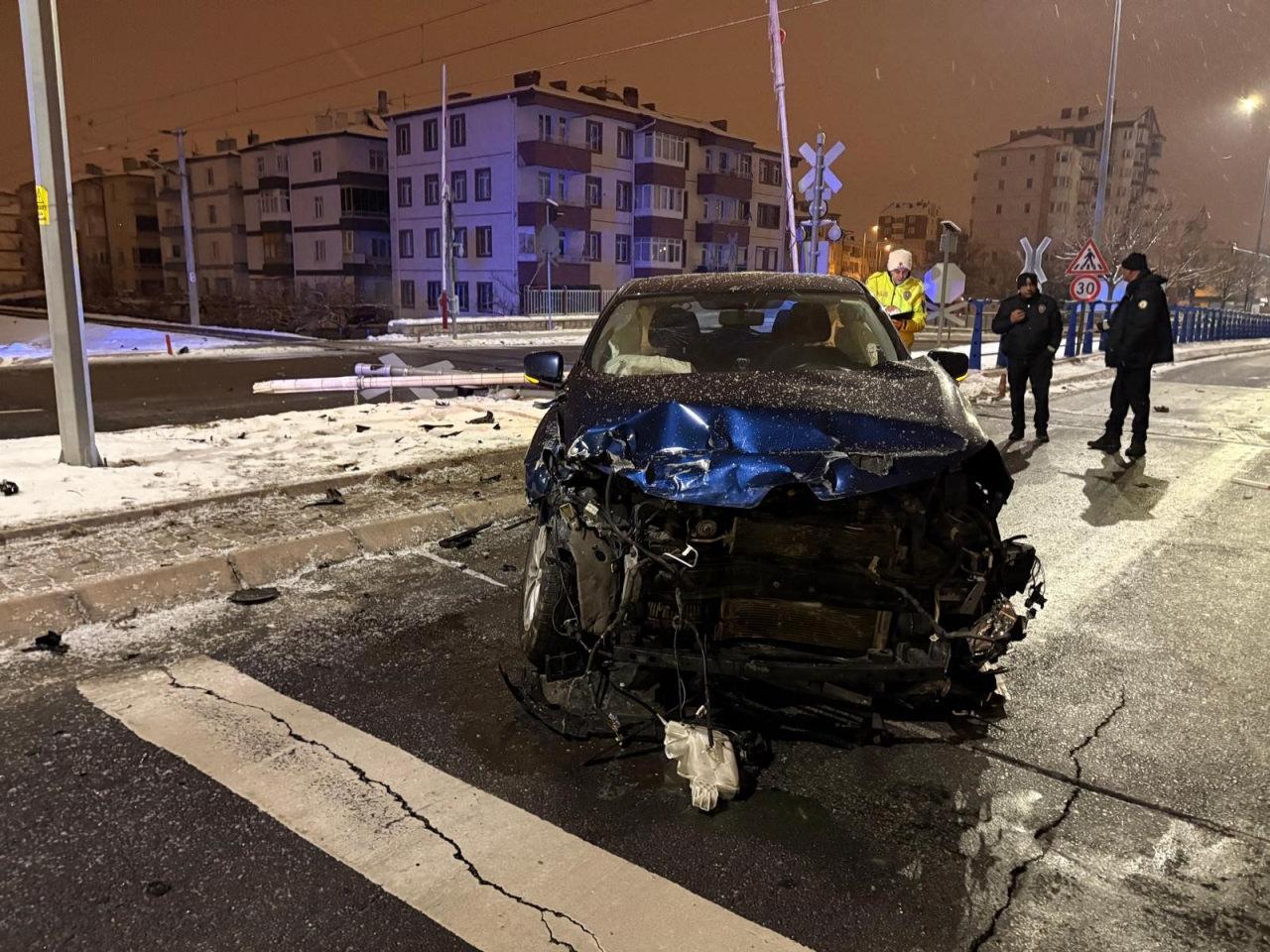 Yük treni ile çarpışan araçta hasar meydana geldi.